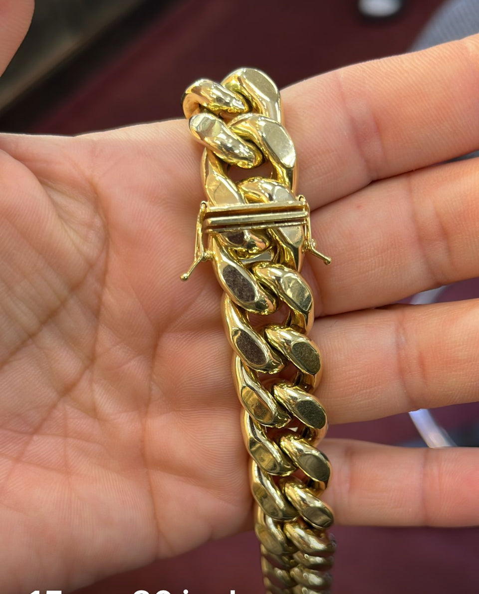 10K 15MM YELLOW GOLD SOLID MIAMI CUBAN 26”
CHAIN NECKLACE (AVAILABLE IN LENGTHS 7" - 26”)
This 10 Karat Yellow Gold Solid Miami
Cuban Chain is a classic chain that is loved worldwide. Made with authentic 10k yellow gold, this chain has big bold links, whi