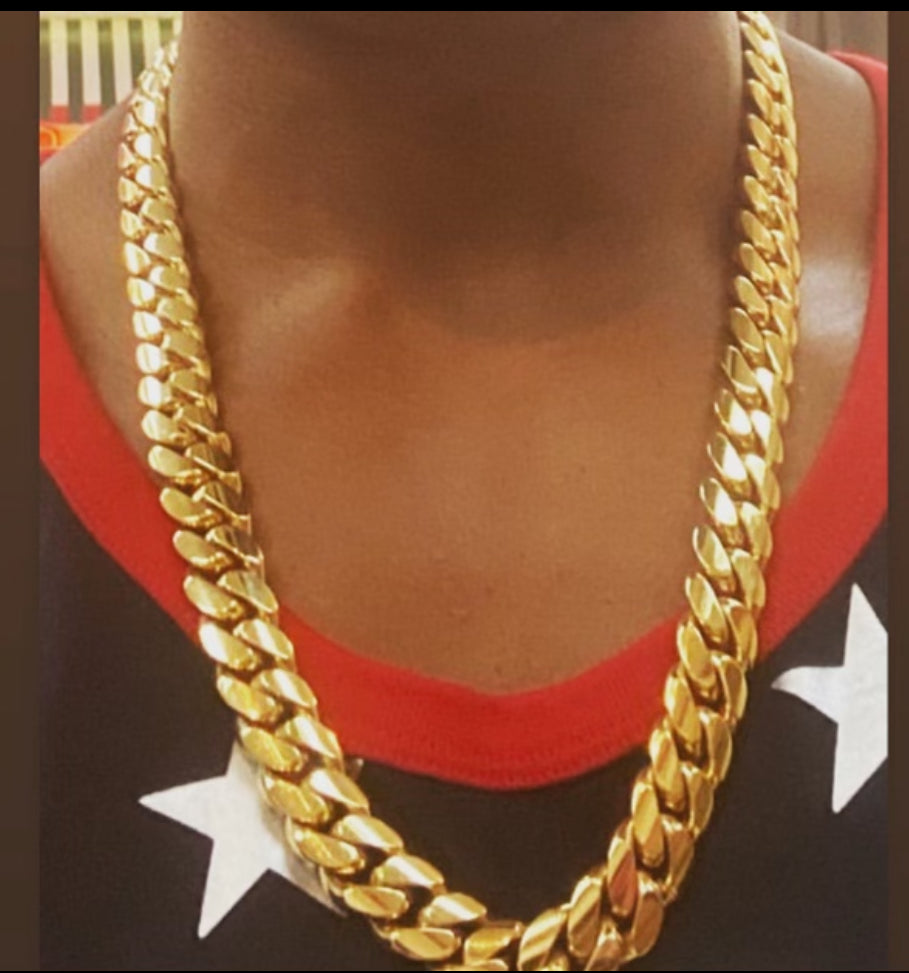 10K 15MM YELLOW GOLD SOLID MIAMI CUBAN 26”
CHAIN NECKLACE (AVAILABLE IN LENGTHS 7" - 26”)
This 10 Karat Yellow Gold Solid Miami
Cuban Chain is a classic chain that is loved worldwide. Made with authentic 10k yellow gold, this chain has big bold links, whi